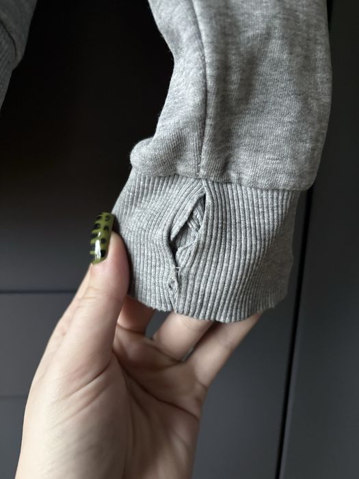 szara bluza na suwak z kapturem