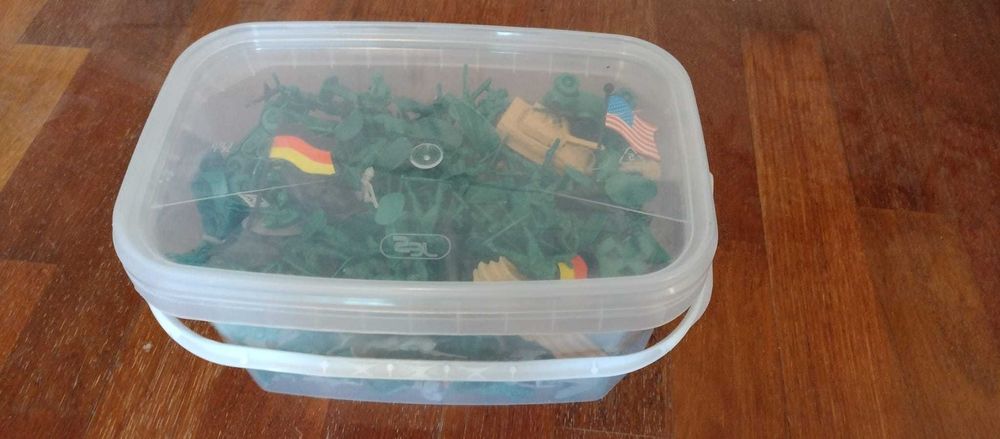 Pudło plastikowych żołnierzyków
