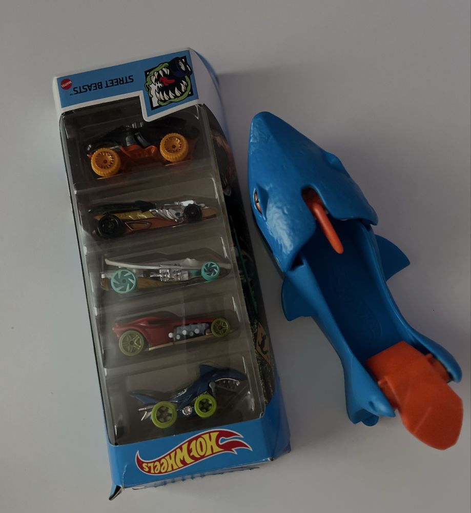 Набір hot weels 5 машинок та акула hot wheels