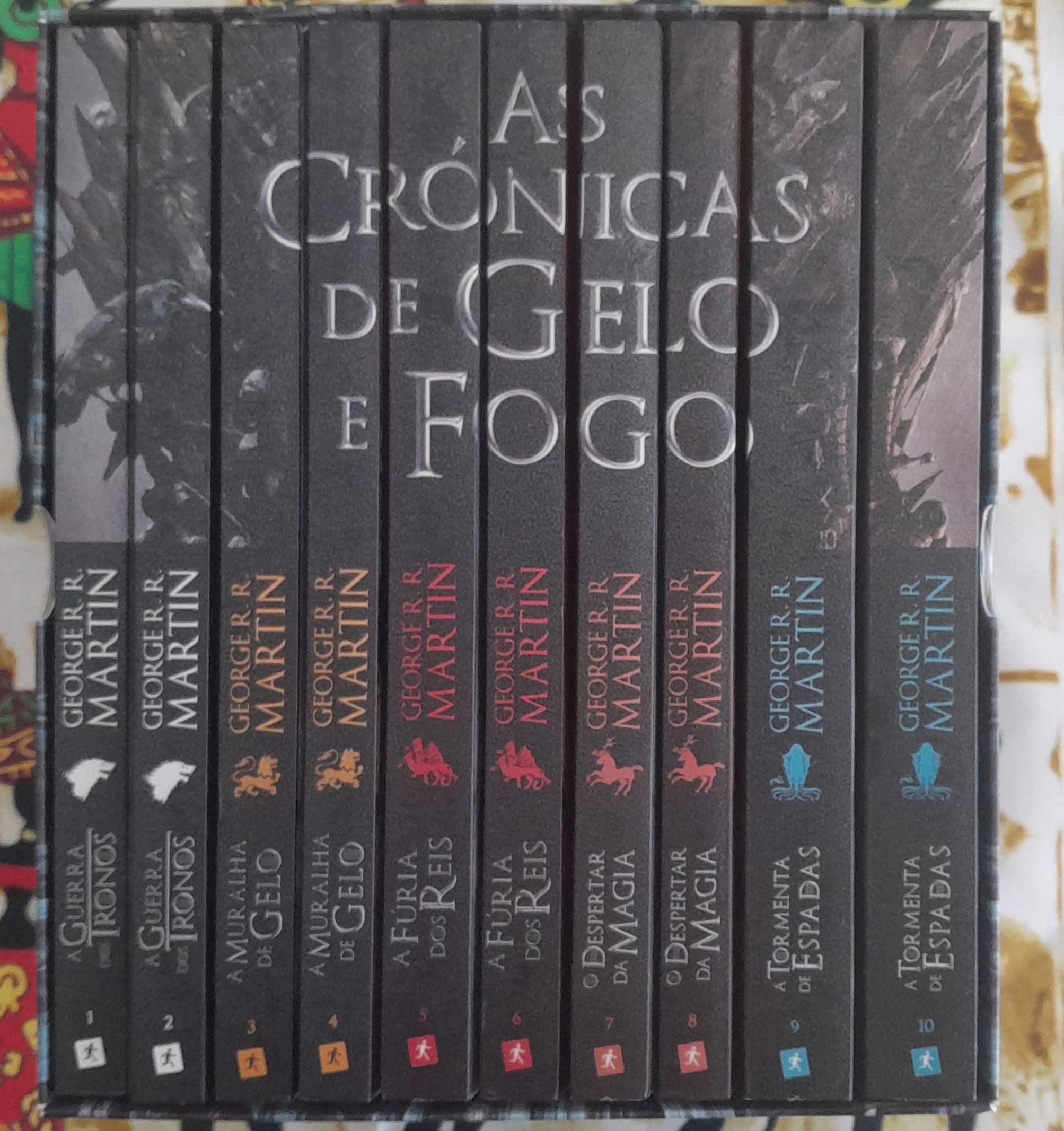 AS CRÓNICAS DE GELO E FOGO - GEORGE R.R. MARTIN - 10 Volumes com caixa