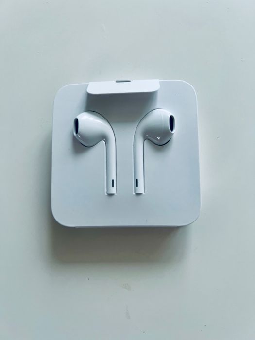 Оригінальні нові навушники, з комплекту від айфон.