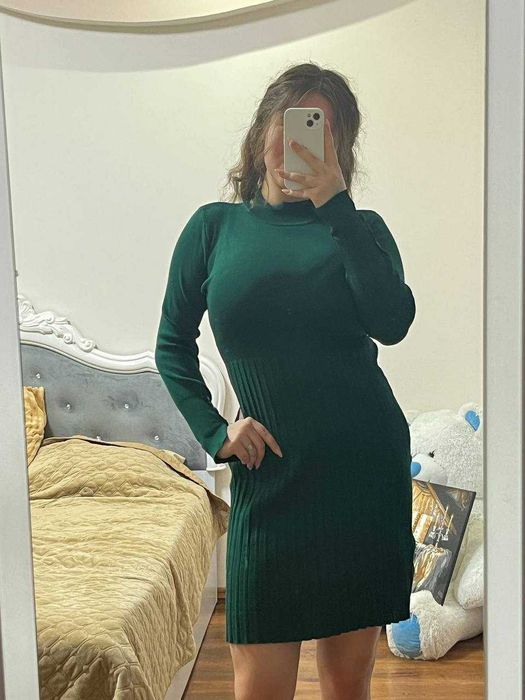Зелена облягаюча сукня