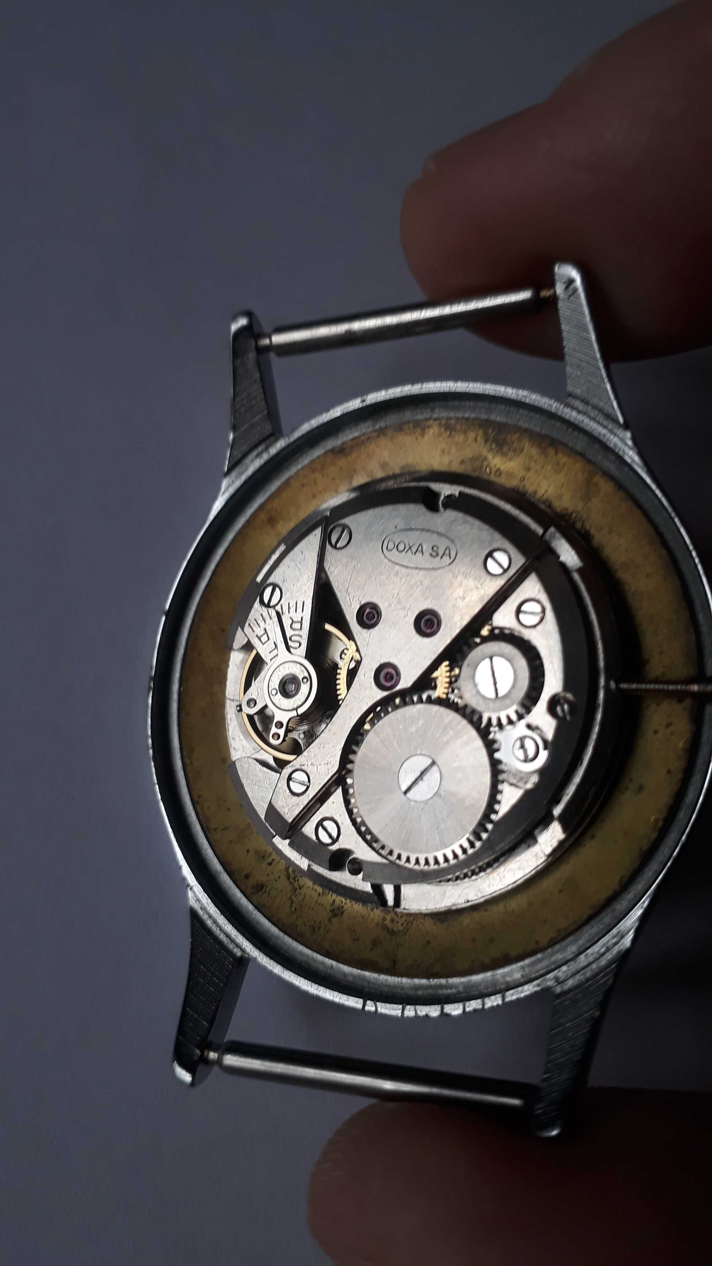 Швейцарские механические часы DOXA antimagnetic