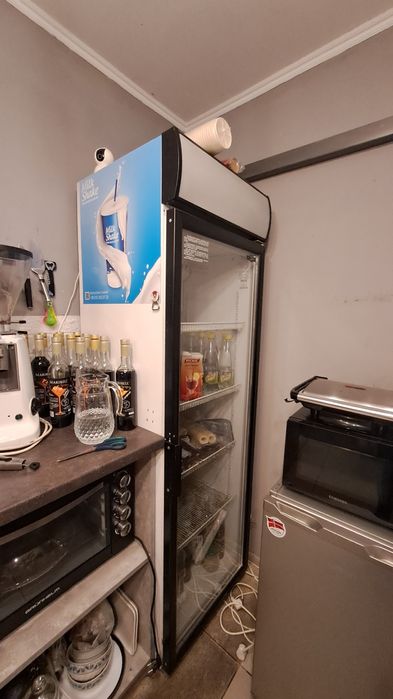 Розпродаються меблі та техніка з кав'ярні