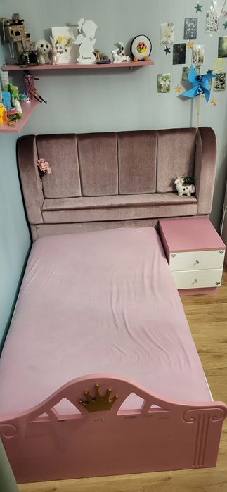 Łóżko dla dziewczynki, zagłówek plus stolik nocny