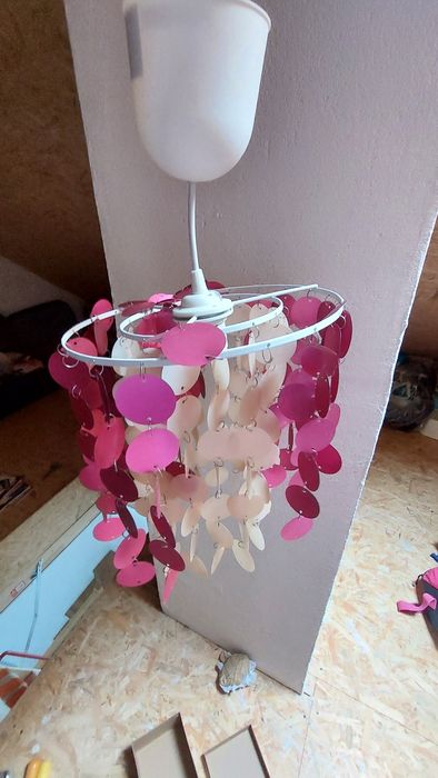 Sprzedam żyrandol różowo biały