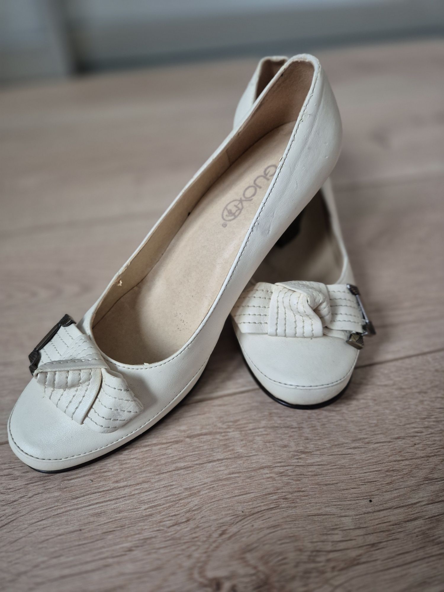Buty na obcasie kremowe Guoyao 39 używane
