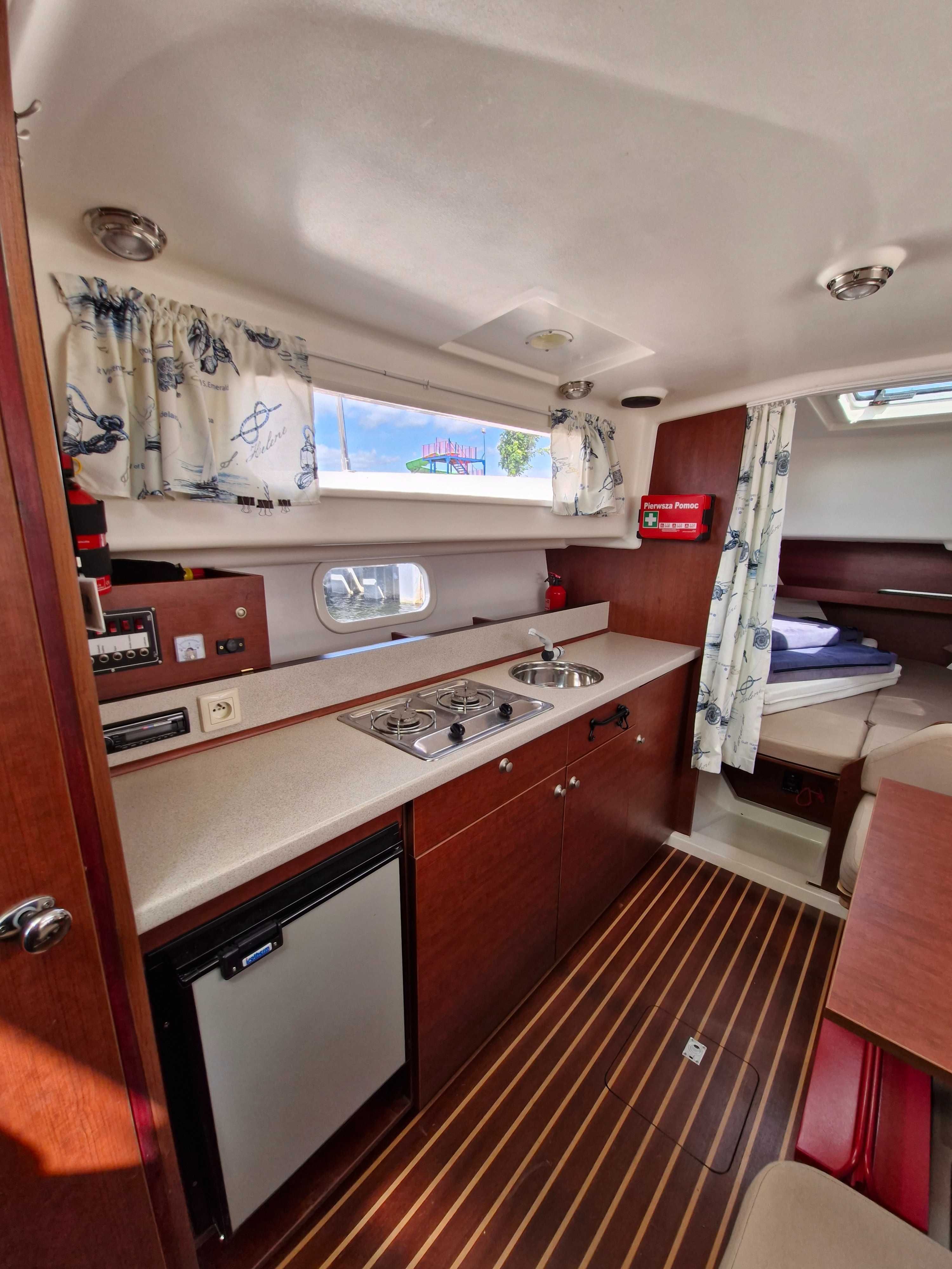 Nautika 830 spacerowy jacht motorowy - bogato wyposażony