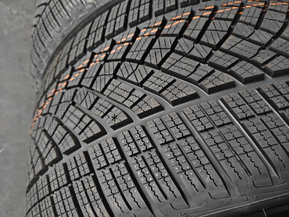 R20 285 40 шини зимові Goodyear Ultra Grip Performance made Germany