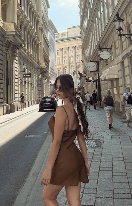 Атласна ніжна коричнева сукня