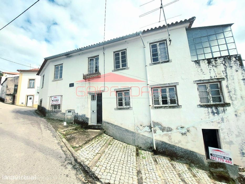 Moradia T4 com jardim e vista para as montanhas