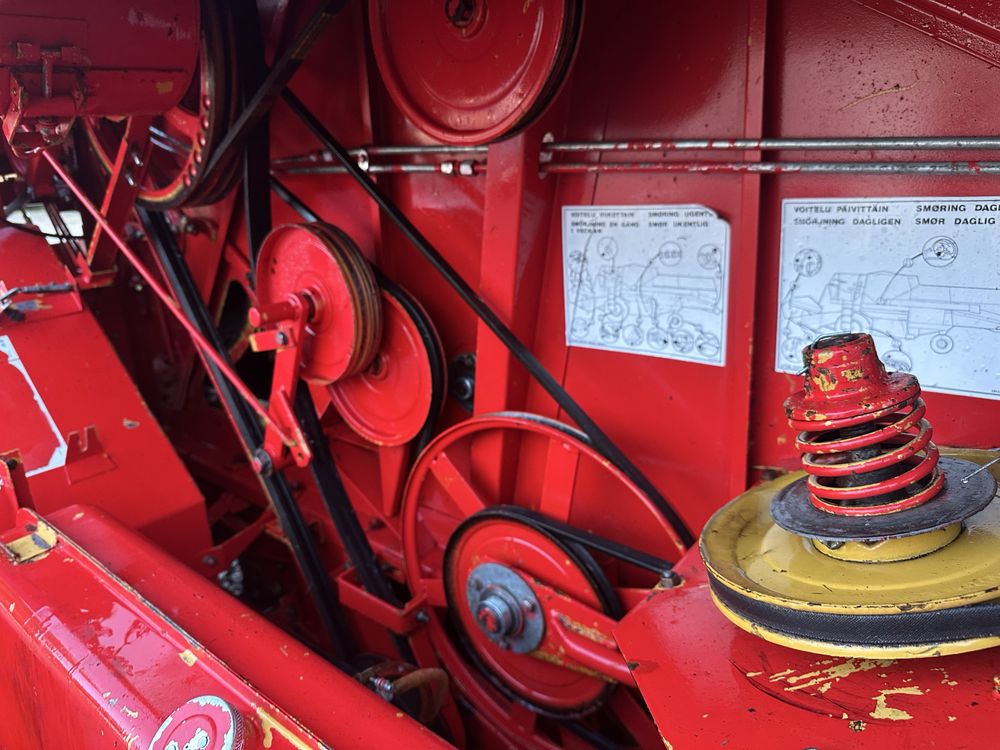 Комбайн зернозбиральний Massey Ferguson 330