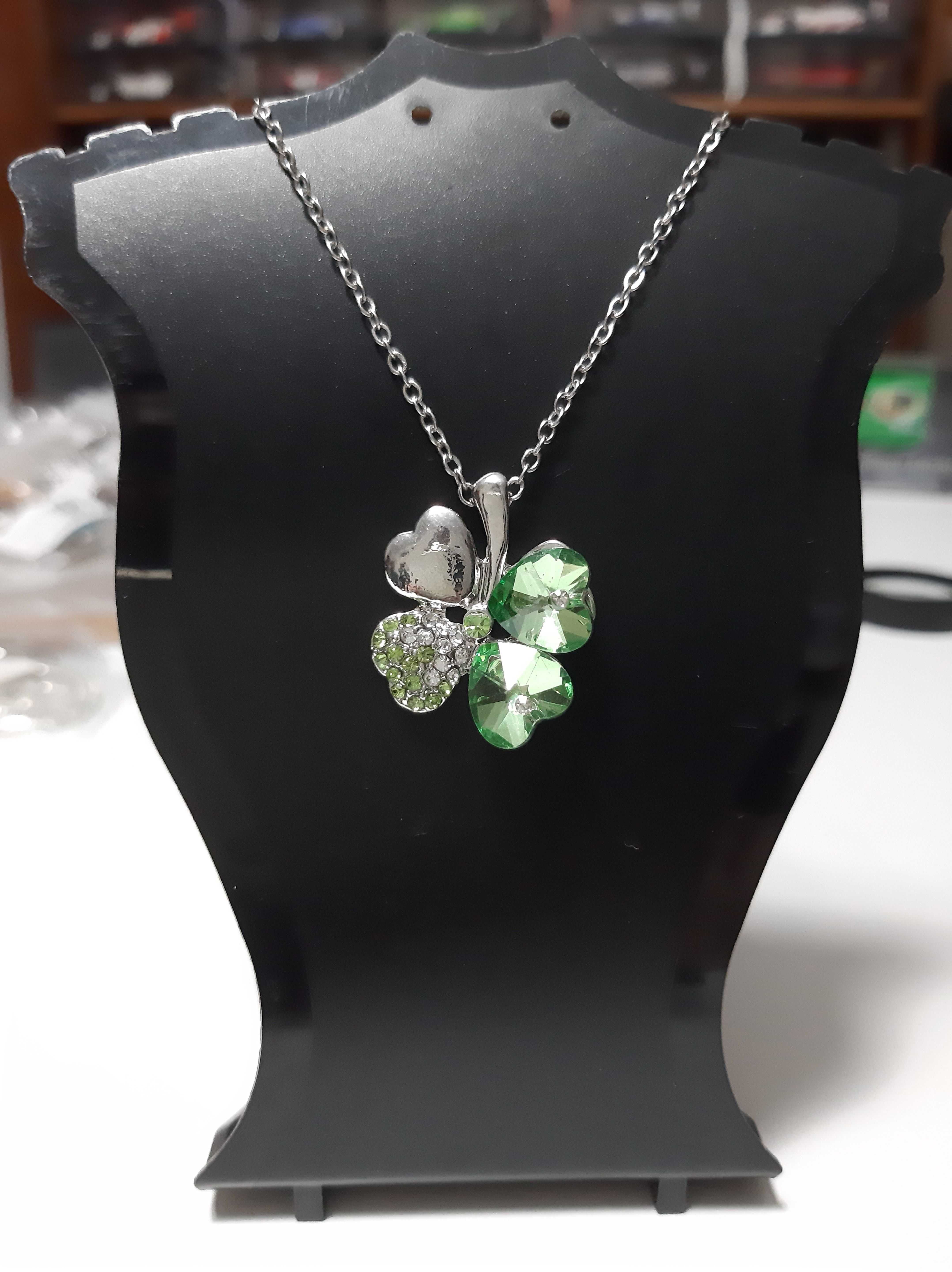 Fio com Pingente "Trevo" com Cristais Verdes Novo