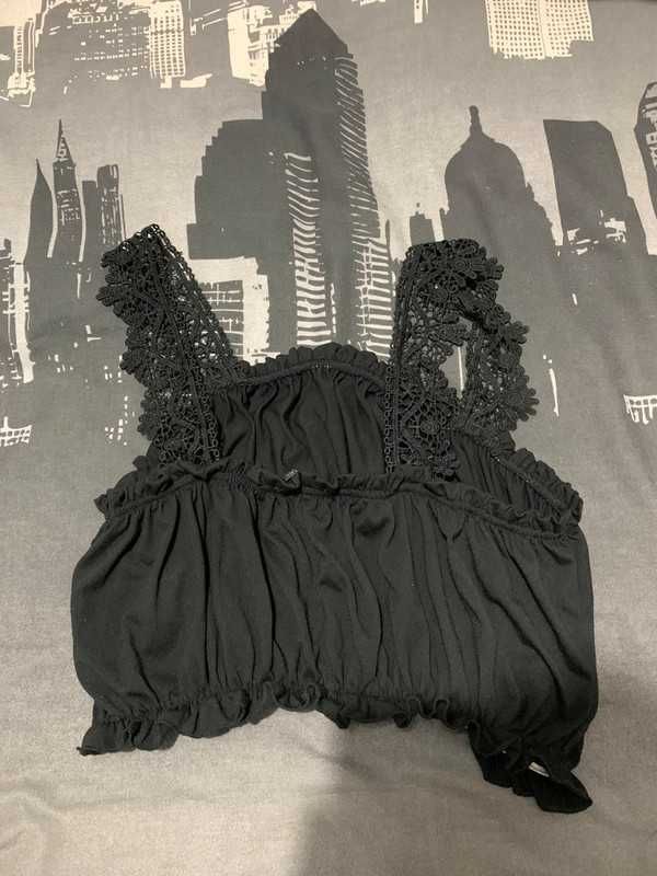 Top preto com alças bordadas