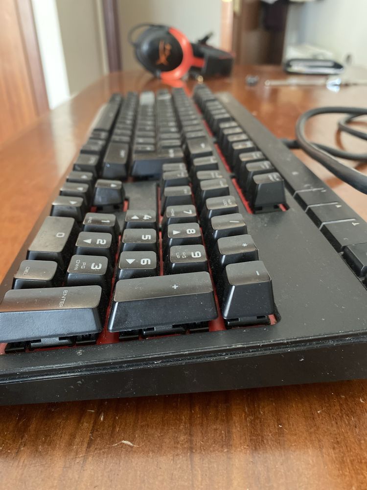 Teclado Mecânico Corsair Strafe RGB Cherry MX Red