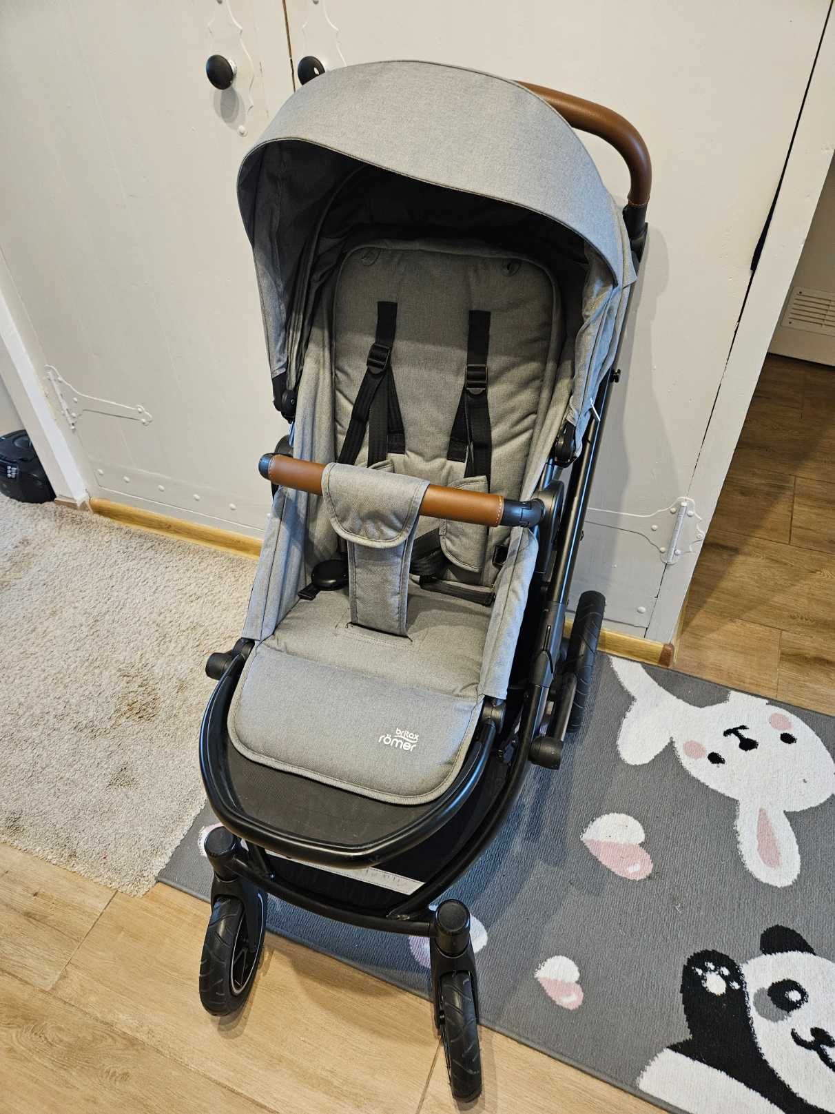 Britax Römer Smile III 3 -  zestaw 2w1 + krzesełko do karmienia