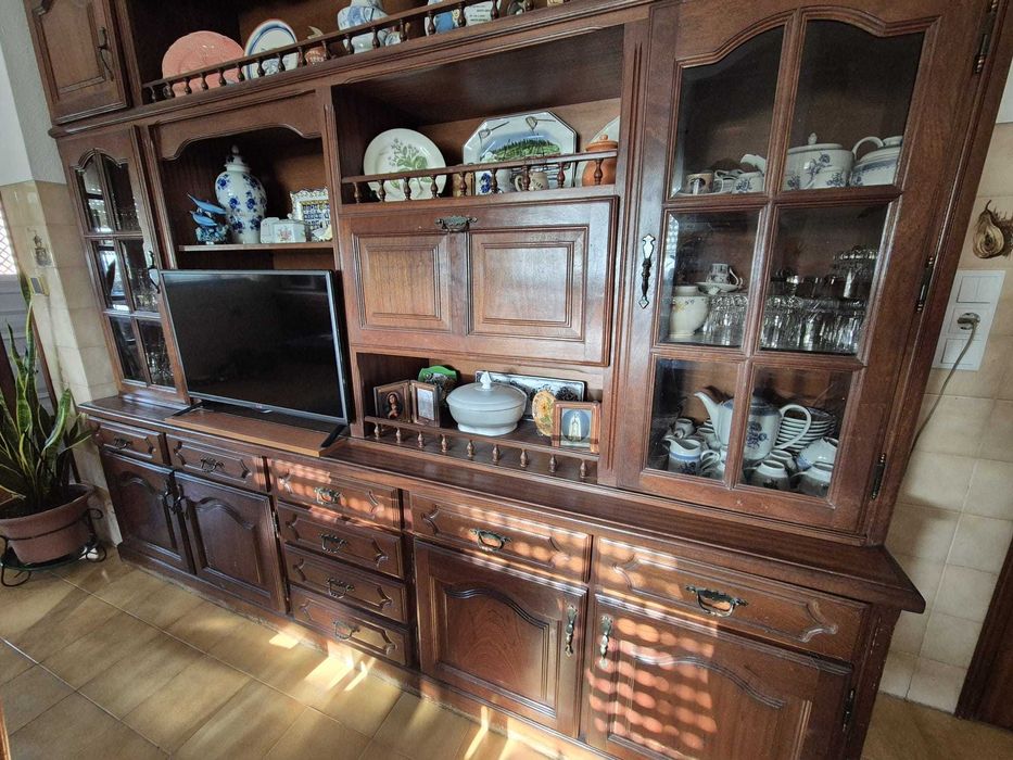 Móvel de sala em madeira maciça – estilo vintage