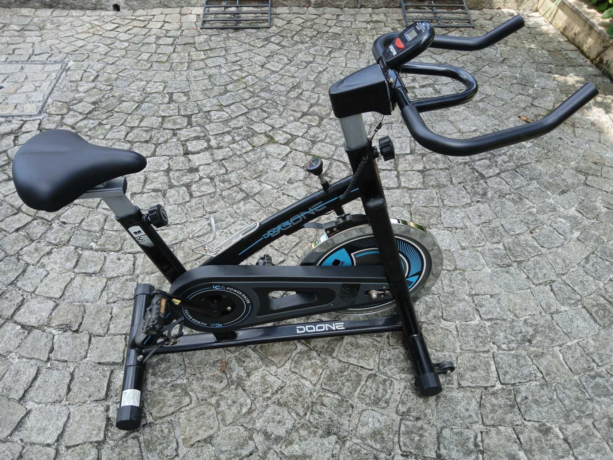 Biciclete de ginásio. Treino em casa.