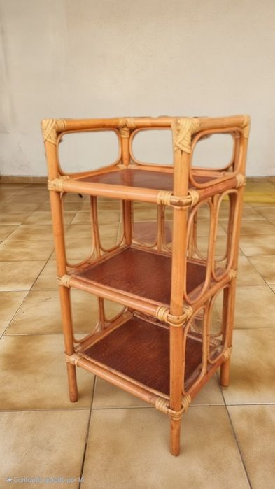 À venda: uma charmosa e versátil estante/prateleira 3 andares em bambu