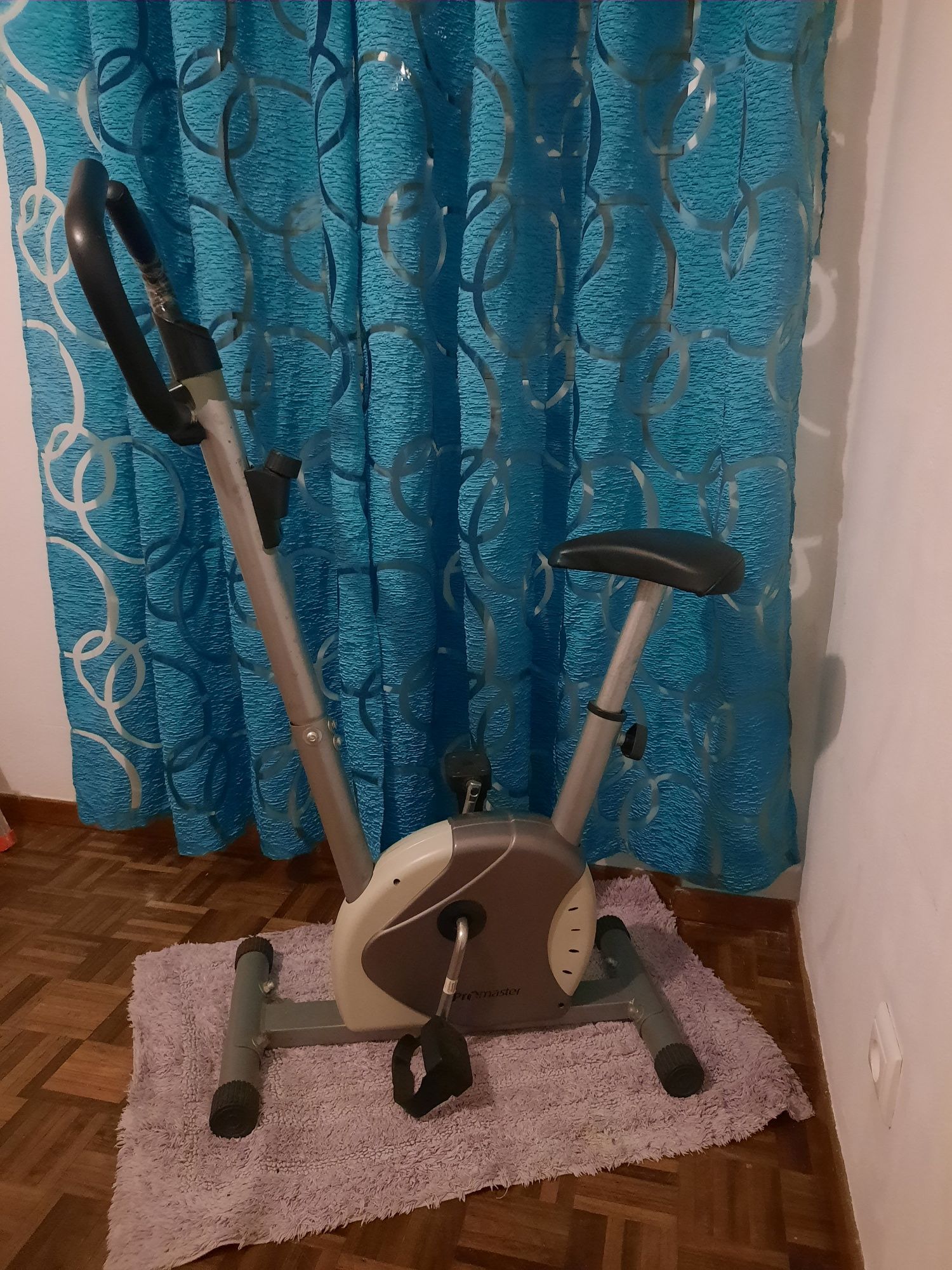 Bicicleta ginastica com uso