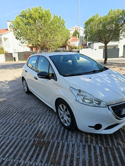 Peugeot 208 comercial em excelente estado de conservação