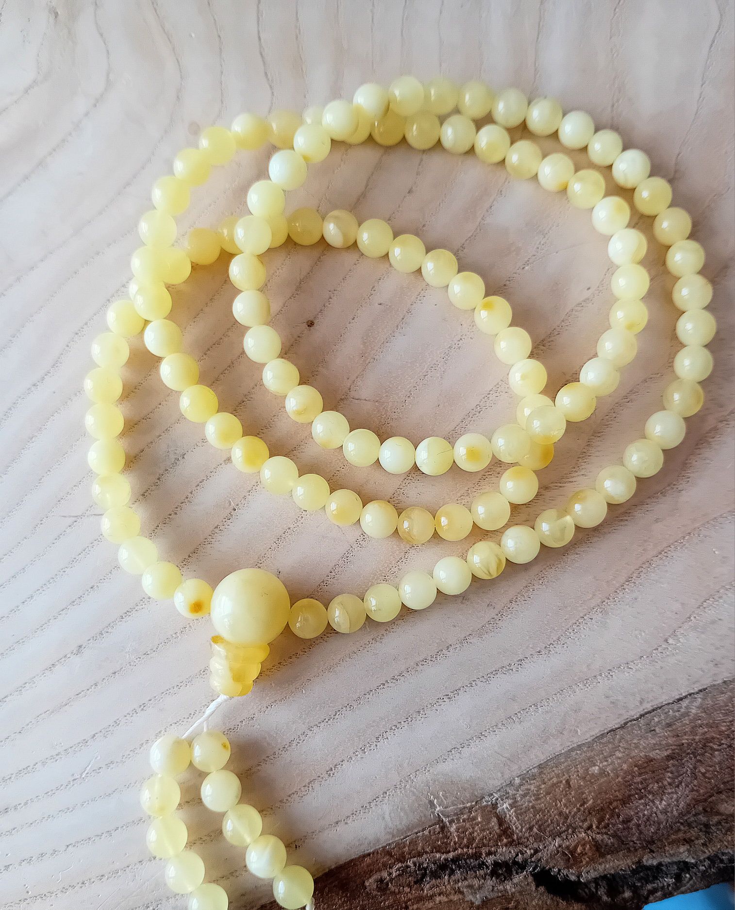 Mala buddyjska na gumce z prawdziwego bursztynu 6mm ,108 kulek