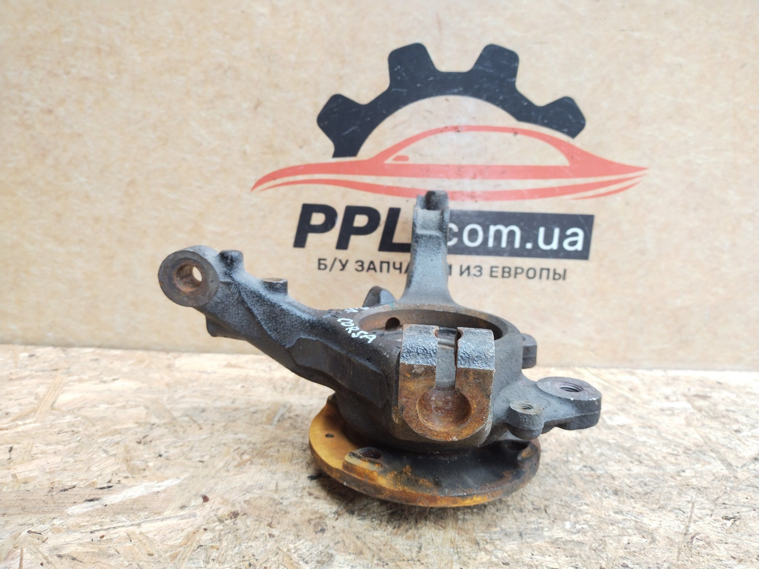 Opel Corsa F 19- ступица поворотный кулак левый передний 9826780480