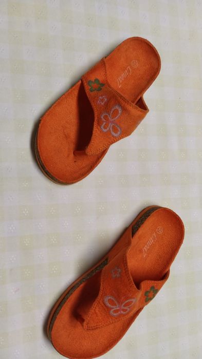 Chinelos em pele de dedos de menina laranjas linea 7 Tamanho 33 NOVOS