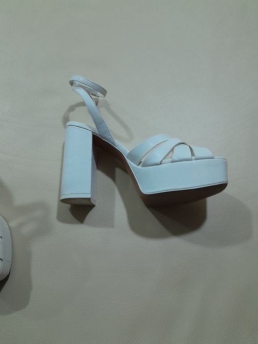 Sandália  Stradivarius  branco