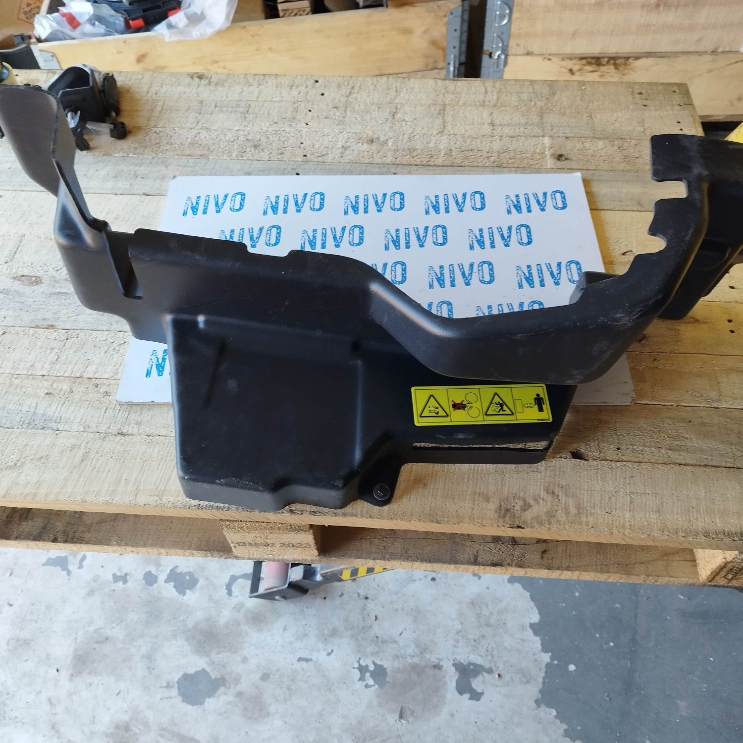 Oslona kosiarki john deere x380 x584 x590 am148456