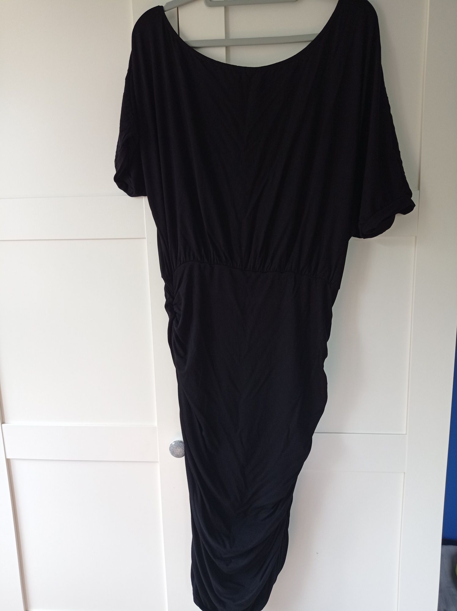 Czarna sukienka marszczona typu nietoperz 42