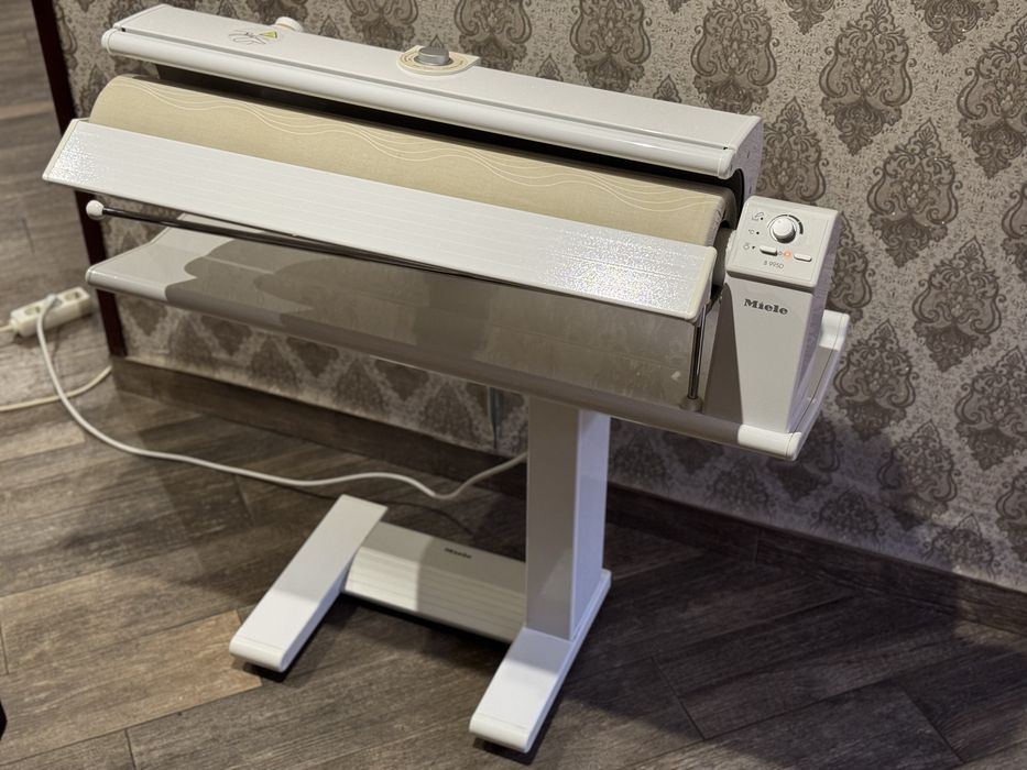 Miele 995D – професійний прасувальний каток.
