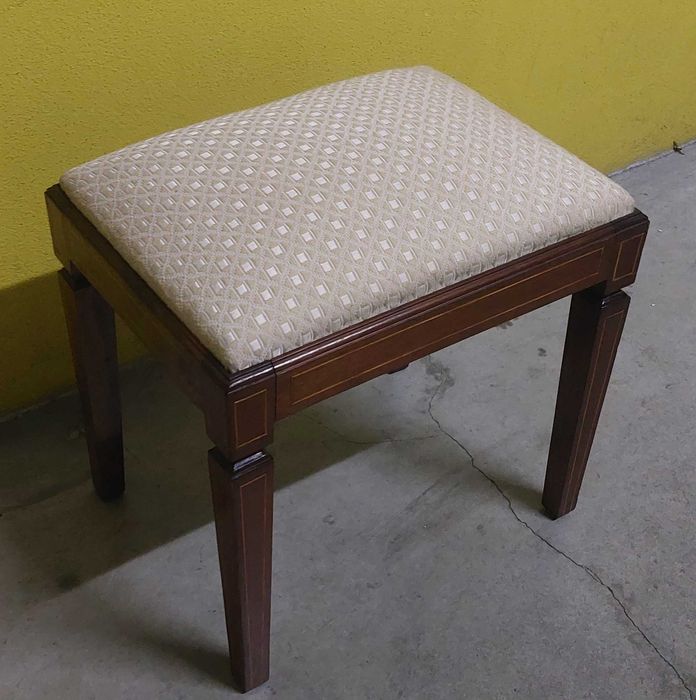 Banco em madeira ideal para toucador