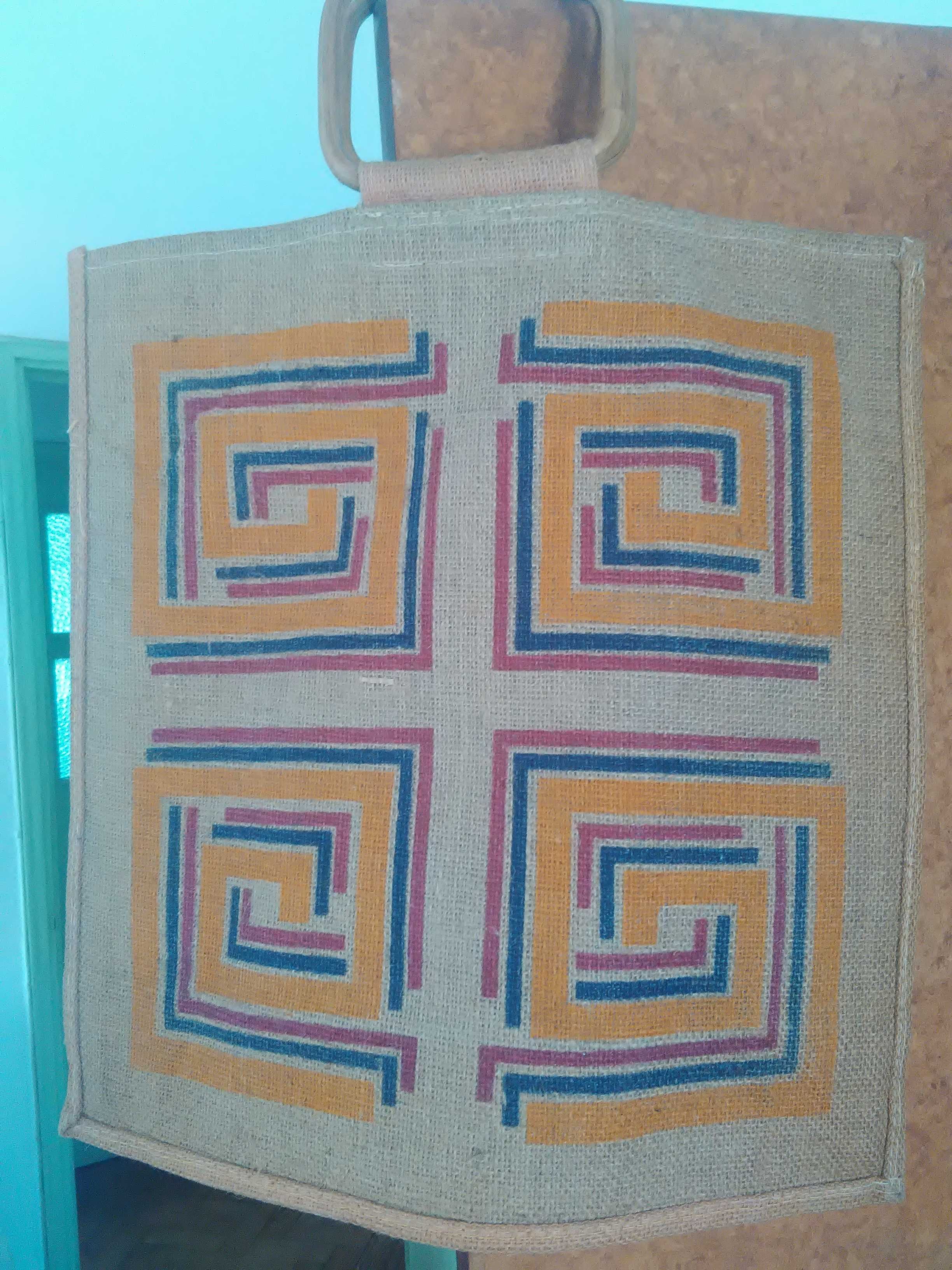 Saco vintage com pegas de madeira