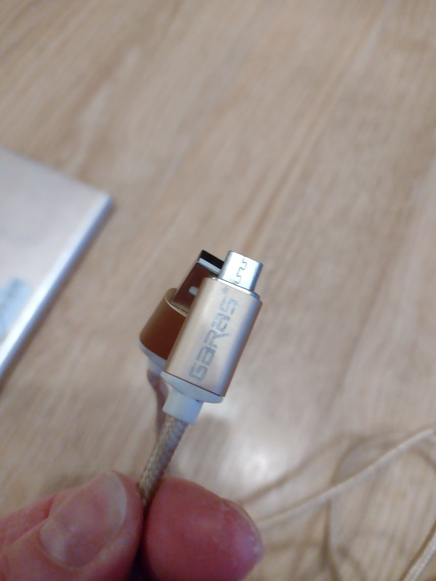 Powerbank i kabel estuff 8000 mAh  1.5 A bardzo dobry złoty lampka