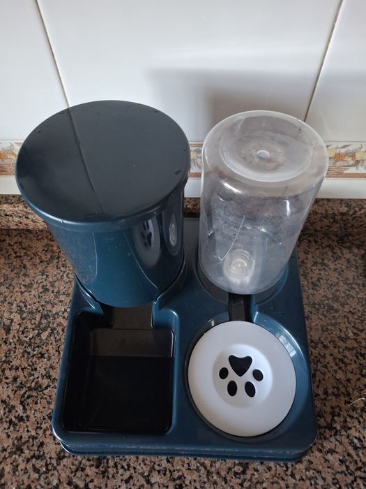 Vendo comedouro e bebedouro pára cão ou gato