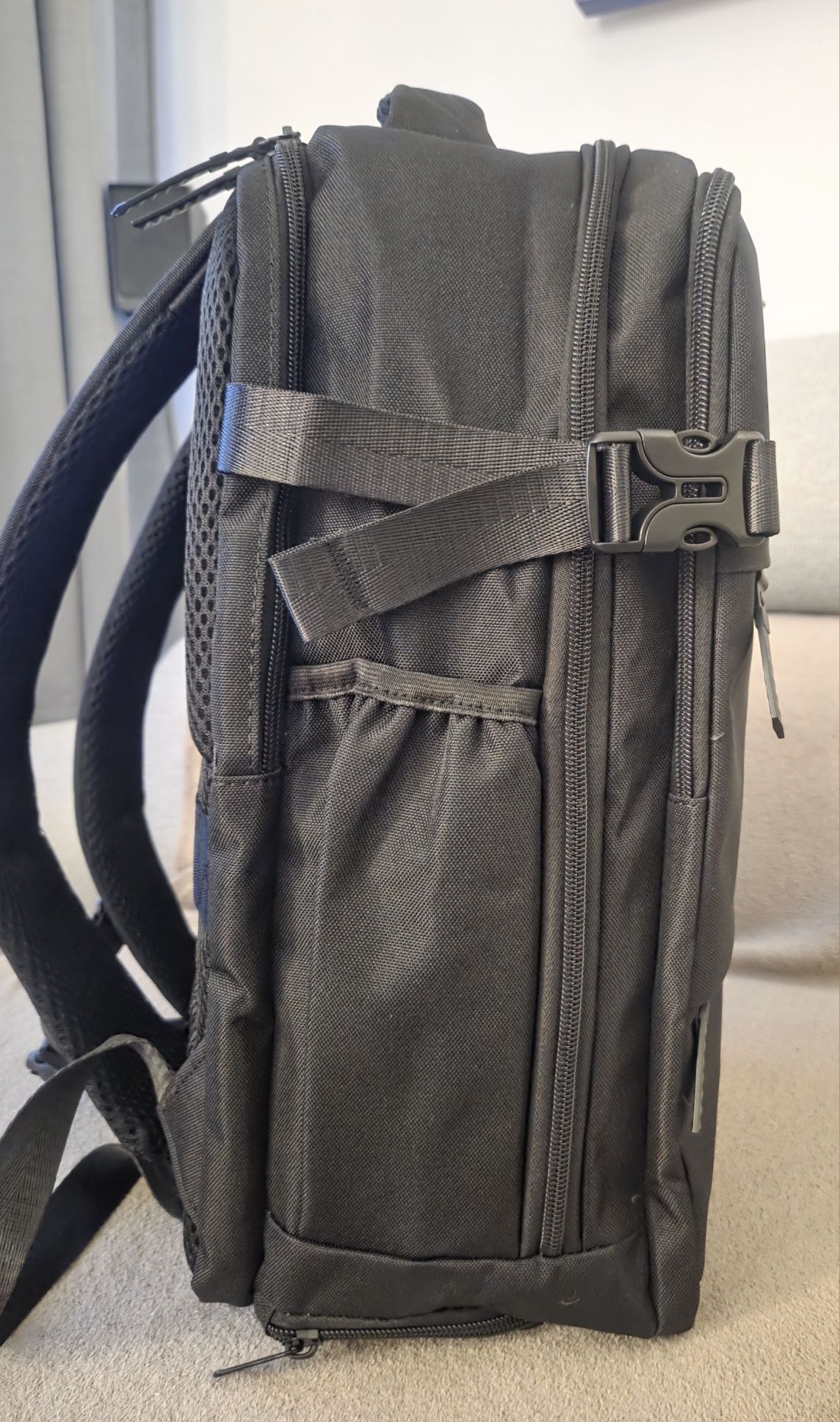 Mochila preta hexágono
