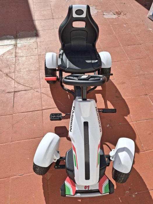 Carro de criança a pedais