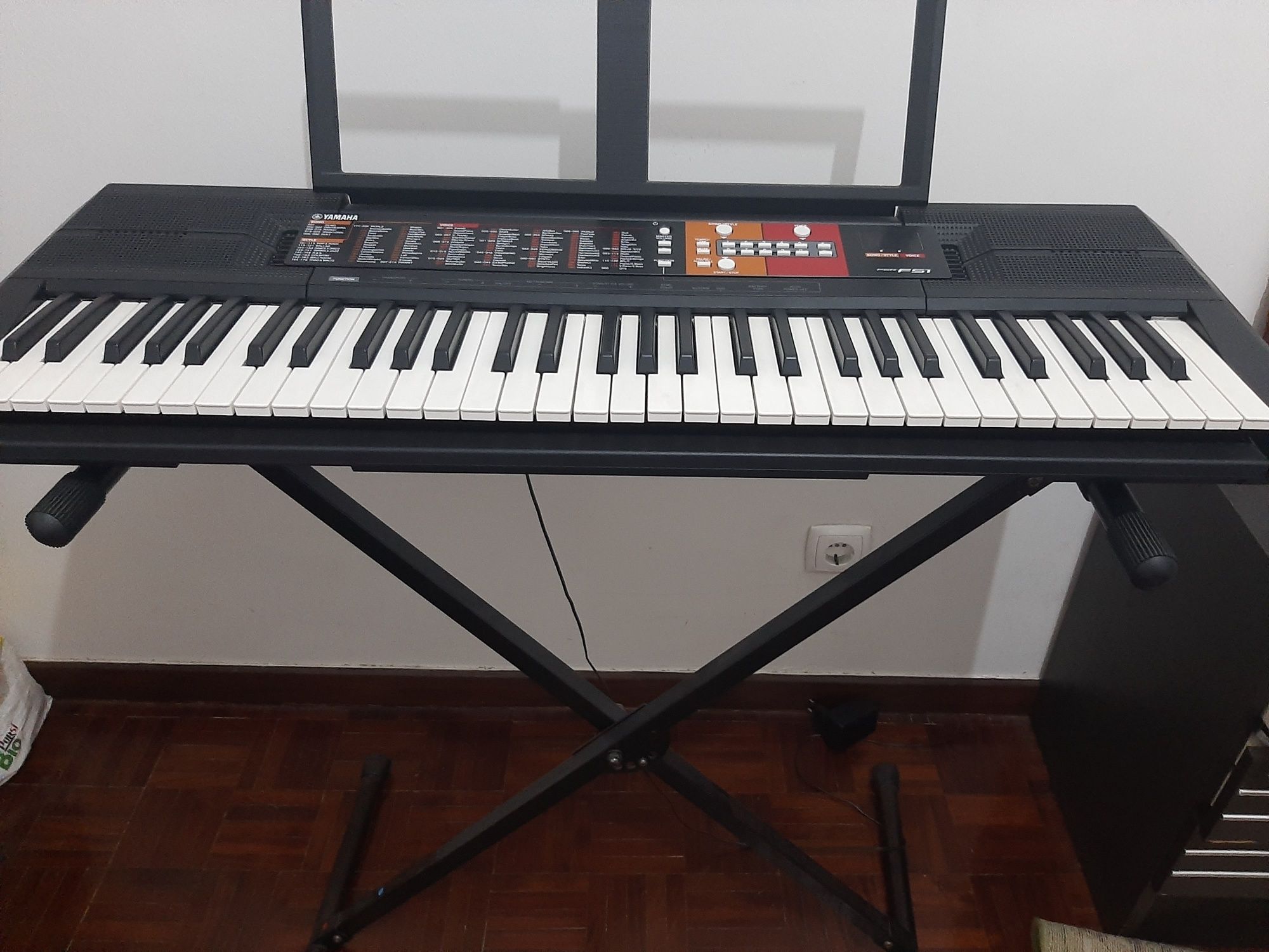 Piano yamaha f51