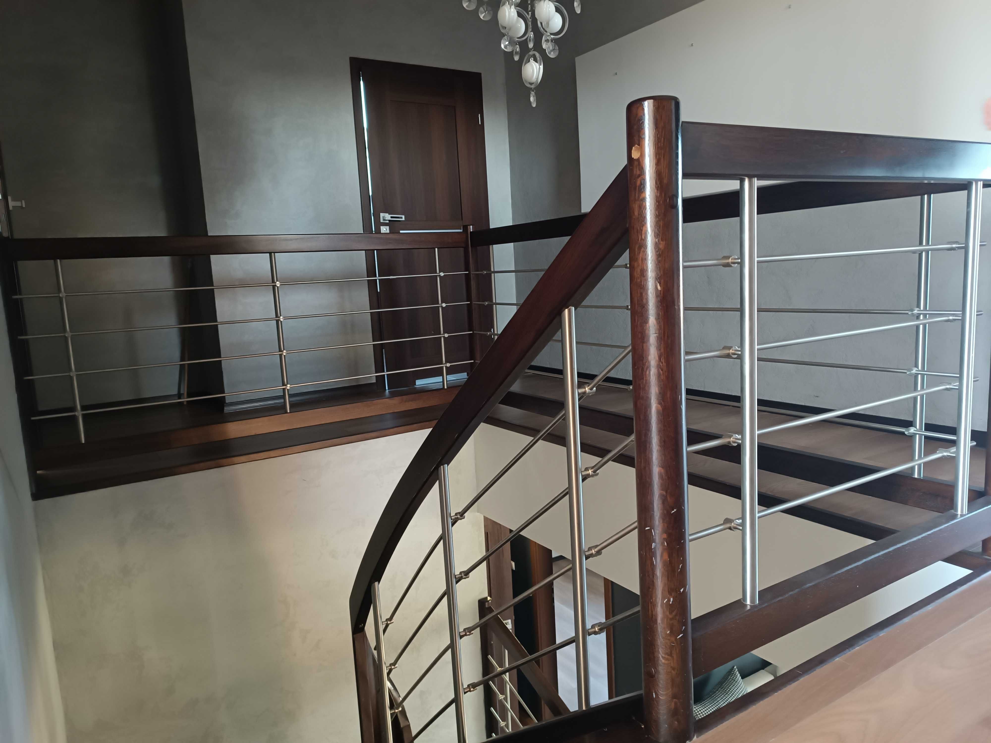 Schody drewniane z balustradą