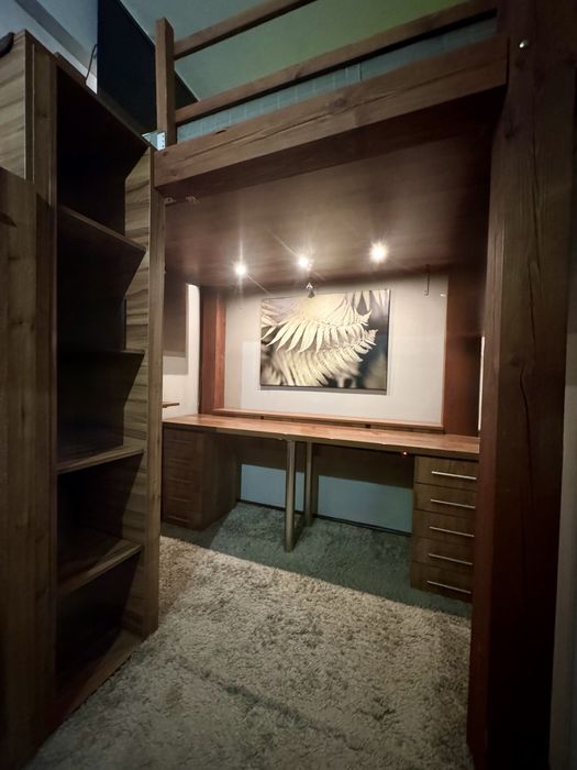 Łóżko piętrowe antresola wykonane z drewna wraz z schodami i biurkiem