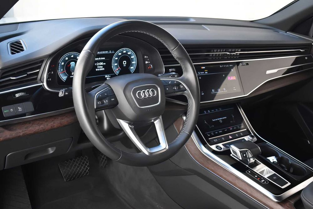 Audi Q8      2021