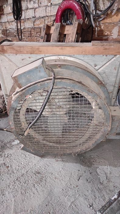 Вытяжка 380вольт  рамер 95 см/95см