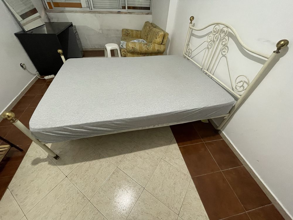 Cama de casal em bom estado