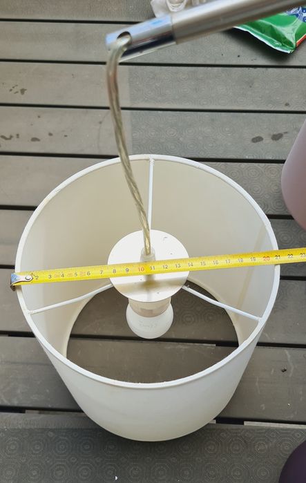 Candeeiro de teto com três abajues, em tons de castanho, beje e creme