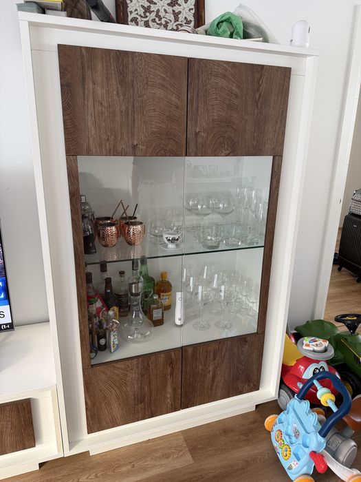 Cristaleira Conforama como Nova