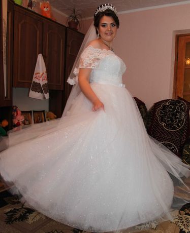Пишна блискуча весільна сукня