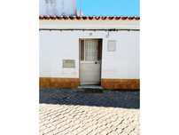 Moradia Térrea (Casa de Campo), T2 com Logradouro (Quintal)