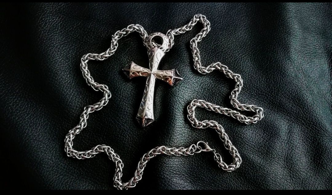 Efektowny ciężki masywny gotycki krzyż wisiorki zawieszki łańcuszki