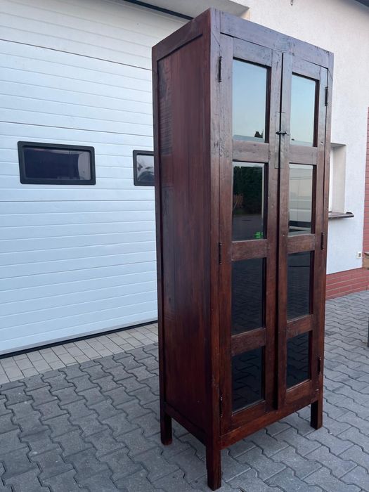 Kolonialna witryna - egzotyczne drewno tekowe, industrialna